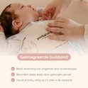Baby met ingebouwde buikband op de borst, naam Puckababy, Geïntegreerde buikband.