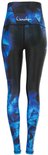 Achterkant van een zwarte legging met een geometrisch patroon van blauwe veelhoeken.
