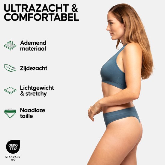 Model in blauwe string met hoge uitsnijding en bijpassende bh. "ULTRAZACHT & COMFORTABEL".