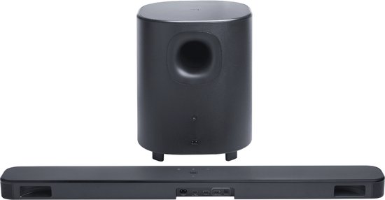Barre de son JBL noire avec façade perforée et arrière avec ports. Le caisson de basses est rond.