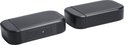 Twee zwarte JBL draadloze surround speakers met metalen grill, op zwarte achtergrond.