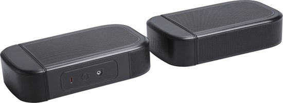 Twee zwarte JBL draadloze surround speakers met metalen grill, op zwarte achtergrond.