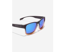 Hawkers Zonnebril - CORE - SUNRISE - HCOR20WLT0 | Festival bril| Retro Zonnebril | Zonnebril Heren | Zonnebril Dames |Trendy Eyewear voor Heren en Dames | Heren & Dames bril | zomerbril/ bril/ brillen | Zonnebrillen| Rechthoekig | Unisex