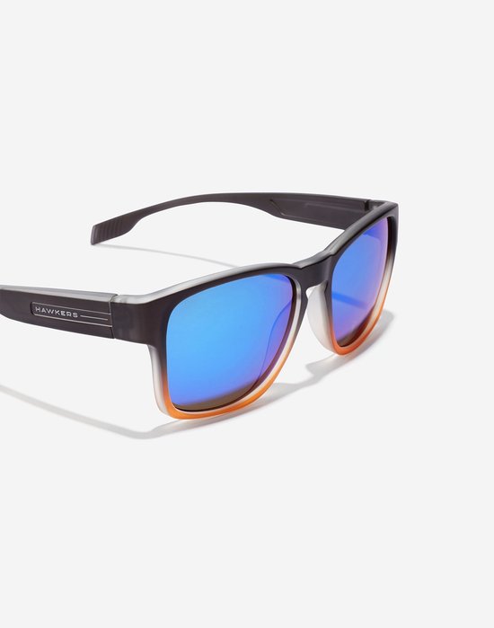 Hawkers Zonnebril - CORE - SUNRISE - HCOR20WLT0 | Festival bril| Retro Zonnebril | Zonnebril Heren | Zonnebril Dames |Trendy Eyewear voor Heren en Dames | Heren & Dames bril | zomerbril/ bril/ brillen | Zonnebrillen| Rechthoekig | Unisex