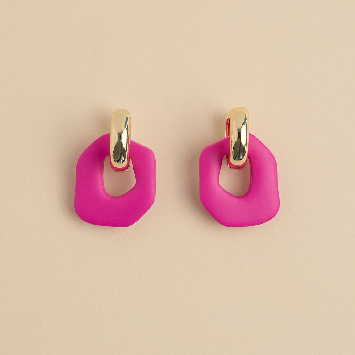Daria Hoepel oorbellen -Fuchsiaroze Hangers -4,5 x 1,5 cm -Stainless Steel -Waterproof earrings -Nikkel vrij -LYHO sieraden -Fuchsiaroze -Goud -Kerst cadeau -Sinterklaas cadeau -Valentin -Moederdag -Handgemaakte oorbellen van klei