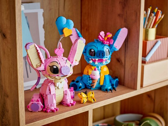 LEGO Angel avec nœud et LEGO Stitch avec une glace sur une étagère.