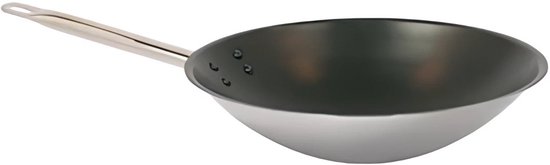 Een zilverkleurige wokpan van KitchenAid met een lange, roestvrijstalen steel en een antiaanbaklaag.
