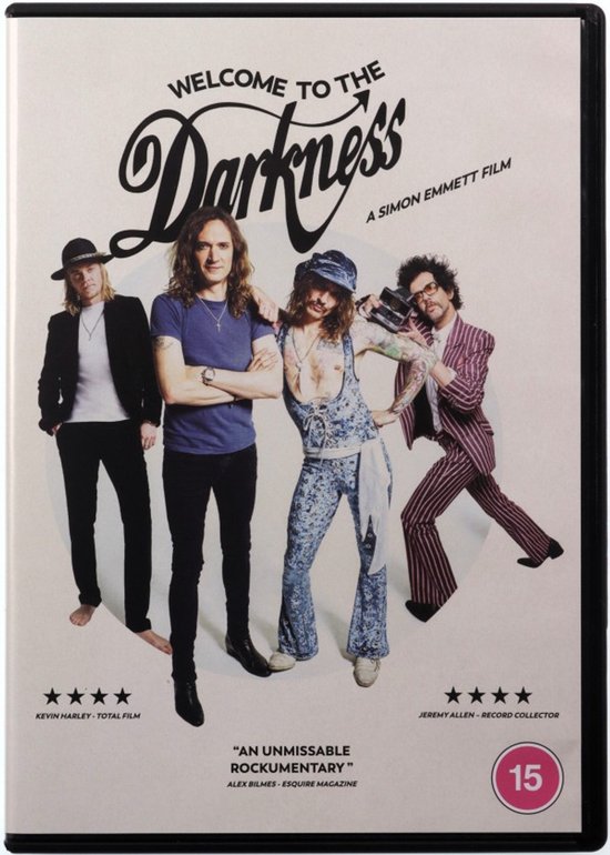 Front cover van de DVD 'Welcome to the Darkness' met vier mannen in retro kleding, een van hen met hoed.