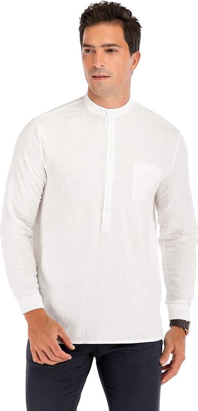 Man met lange mouwen, wit linnen shirt met opstaande kraag, knoopsluiting en borstzakje.