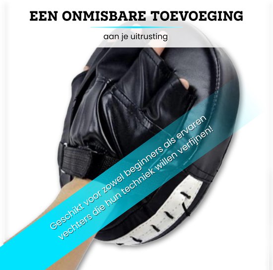 Hand traint met een zwarte bokspad met open vingers