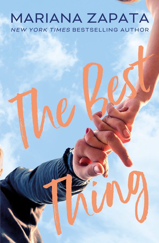 De oranje tekst 'The Best Thing' staat op een foto van twee mensen die elkaars handen vasthouden tegen een blauwe lucht met wolken.