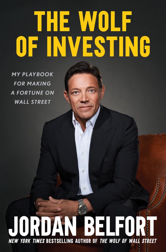 Boekomslag 'The Wolf of Investing' met Jordan Belfort, zittend in een bruine fauteuil, gekleed in een zwart pak.