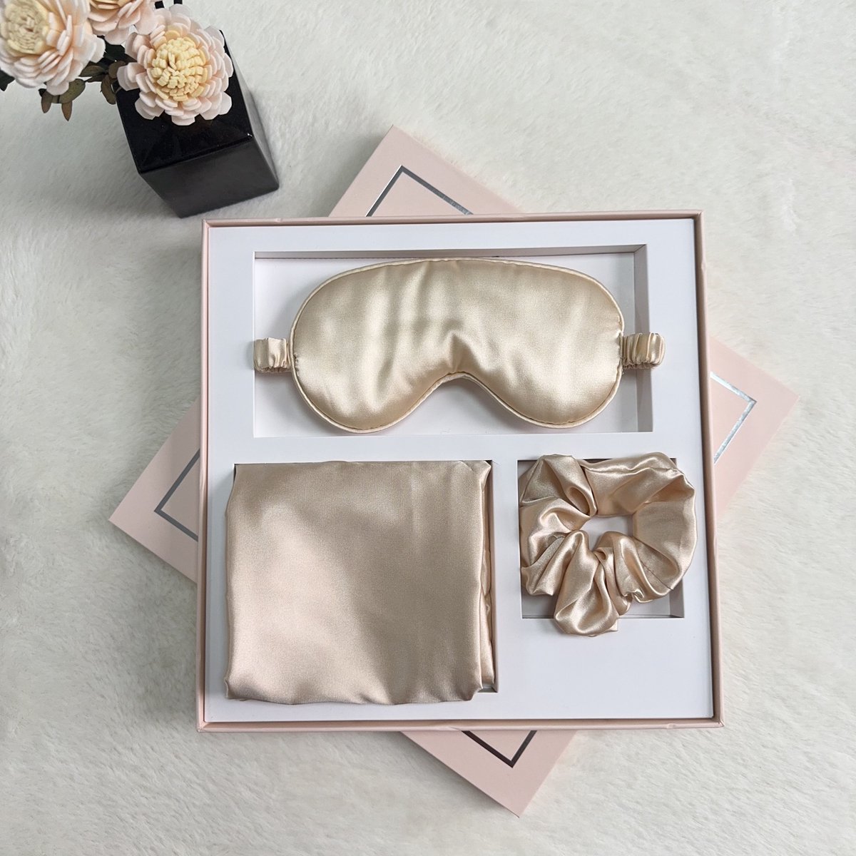 Maxium - Satijnen slaapmasker - Satijnen slaapkussen - Satijnen scrunchie - Beige - Inclusief box - Kussenhoes - Oogmasker - Satin Mask - Anti Rimpel - Anti Pluis - Kussensloop
