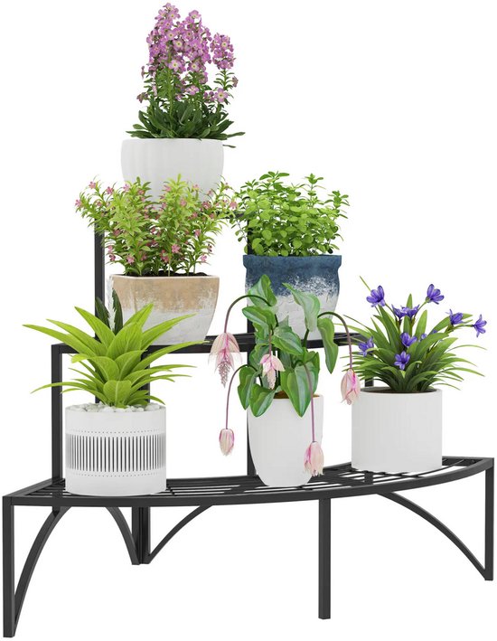 Zwarte plantenstandaard met zes planten: paarse bloemen, groene planten in witte, beige en blauw-witte potten.