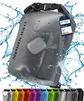Grijze NORDLIGHT dry bag met een water splash. Onder de tas staan alle beschikbare kleuren op een rij.