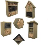 Set van zes verschillende houten insectenhotels, waaronder rechthoekige, huisvormige en een zeshoekig model.