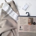 Beige kant-en-klaar gordijn met plooiband en haakjes, verpakt.