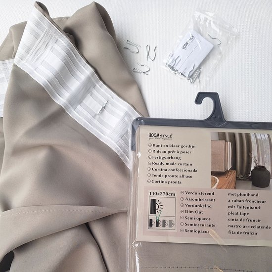 Beige kant-en-klaar gordijn met plooiband en haakjes, verpakt.