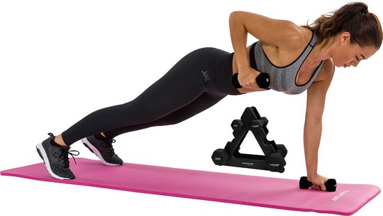 Vrouw op roze mat doet dumbbell row met zwarte Tunturi dumbbell.
