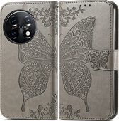 Mobigear Telefoonhoesje geschikt voor OnePlus 11 Hoesje | Mobigear Butterfly Bookcase Portemonnee | Pasjeshouder voor 3 Pasjes | Telefoonhoesje voor Pinpas / OV Kaart / Rijbewijs - Grijs