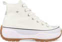 Witte hoge sneaker van canvas met dikke bruine profielzool, veters en lipje aan de achterkant.