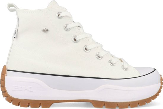 Witte hoge sneaker van canvas met dikke bruine profielzool, veters en lipje aan de achterkant.