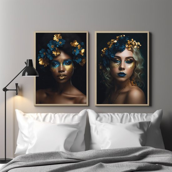 Posterset met een blanke en een donkere vrouw - twee prachtige dames gehuld in goud en blauwe bloemen. 30x40cm met zwarte kunststof wissellijst