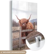 MuchoWow® Glasschilderij 120x180 cm - Schilderij acrylglas - Schotse Hooglander - Gras - Hek - Foto op glas - Schilderijen