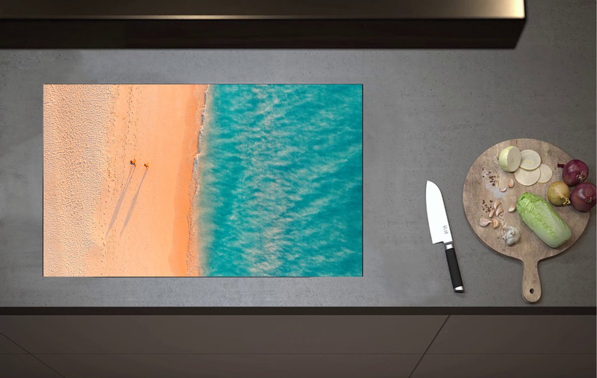 Inductieplaat Beschermer - Bovenaanzicht van Koppel tijdens Strandwandeling langs Felblauwe Oceaan - 80x52 cm - 2 mm Dik - Inductie Beschermer van Vinyl