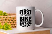 Mug D'abord le vélo puis le respect- Moto - Ride - Bike - J'aime la Motorcycle - Motorcycle- J'aime le vélo - le sport - Vélo - Life & Motorcycle - Bike Addict - Riding.