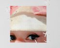 Gros plan des yeux d'Audrey Hepburn et du chapeau avec nœud rose.