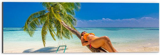 Dibond - Vrouw in Gele Bikini Liggend op Schuingroeiende Palmboom op Tropisch Strand - 60x20 cm Foto op Aluminium (Wanddecoratie van metaal)