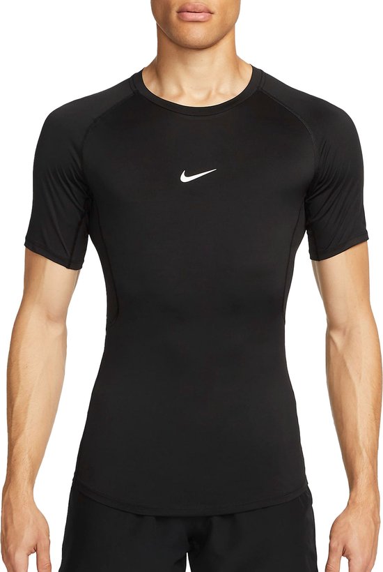 Model draagt zwart Nike Pro shirt met korte mouwen en wit Nike logo op de borst.