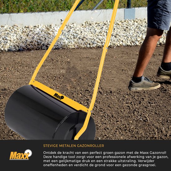 Persoon gebruikt een MaxxGarden gazonrol op aarde voor een strakke afwerking. Stevige metalen constructie.