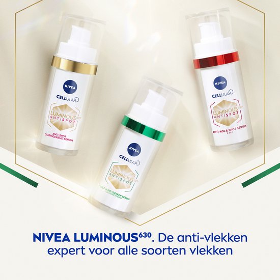 Drie flacons Nivea Luminous630 anti-spot serum: één met gouden, één met groene en één met rode rand.
