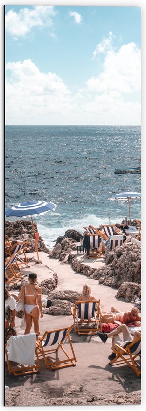 Dibond - Strand - Zee - Stoelen - Mensen - Water - Stenen - 50x150 cm Foto op Aluminium (Met Ophangsysteem)