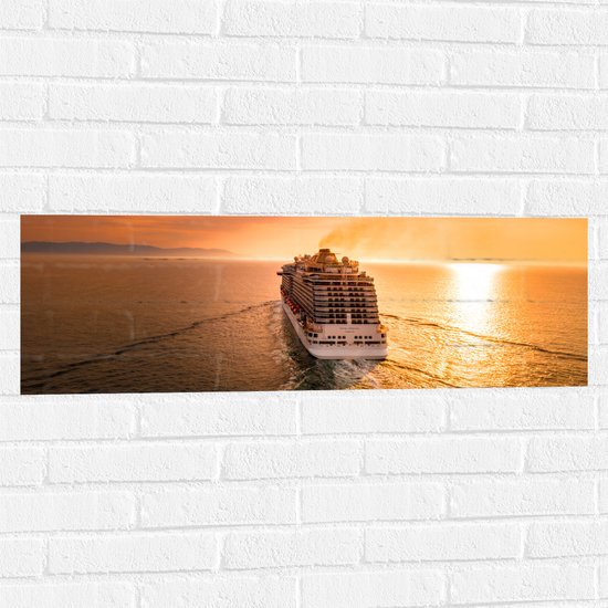 Muursticker - Wegvarend Cruiseschip naar de Zon bij de Horizon - 90x30 cm Foto op Muursticker