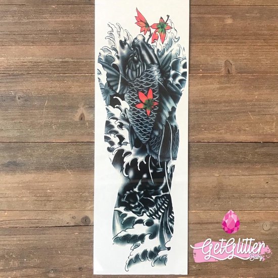 Tijdelijke tattoo van een karper met golven en rode bladeren op een houten achtergrond.