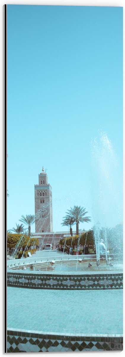 Dibond - Gebouw - Fontein - Water - Bomen - Palmbomen - Mensen - 20x60 cm Foto op Aluminiu