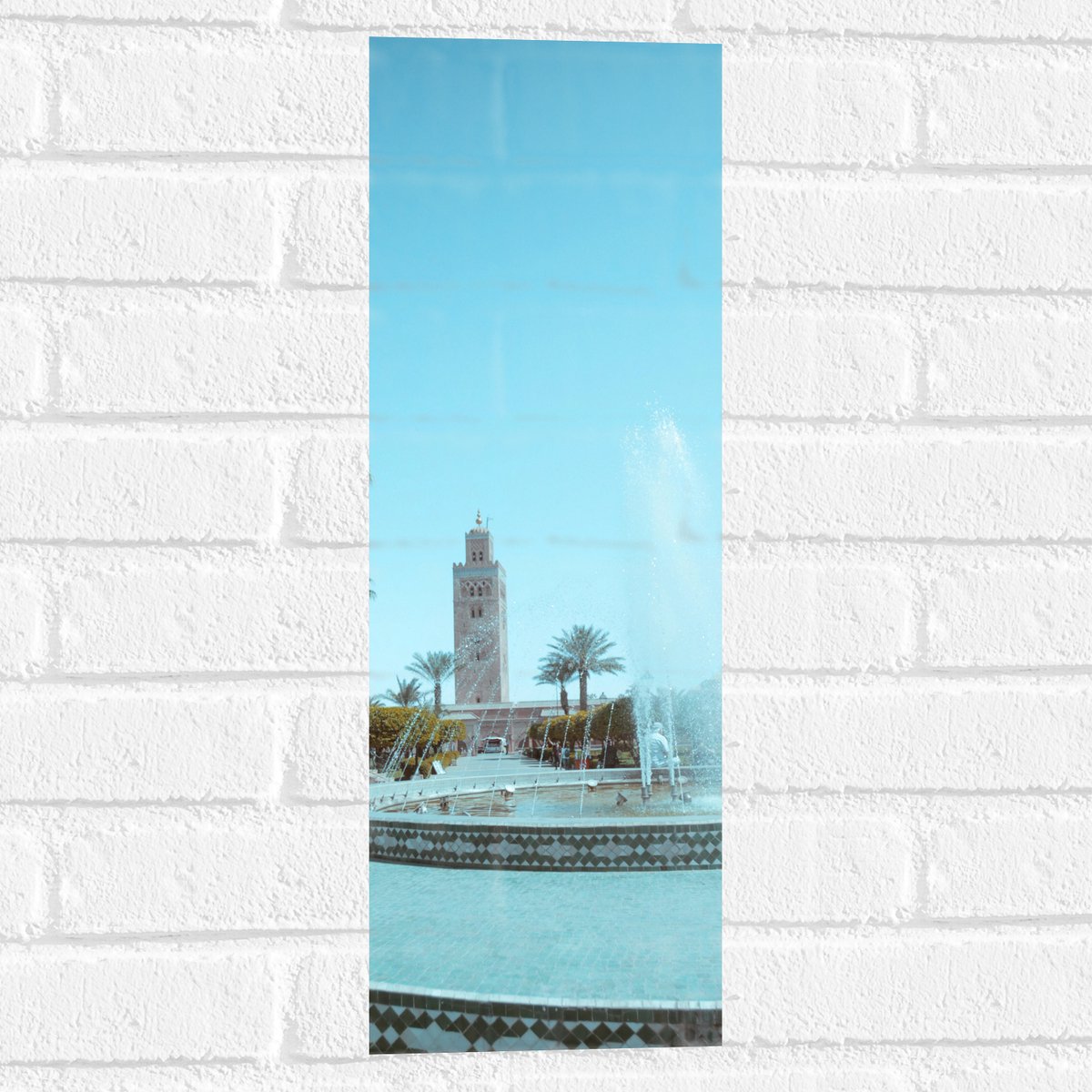 Muursticker - Gebouw - Fontein - Water - Bomen - Palmbomen - Mensen - 20x60 cm Foto op Muu