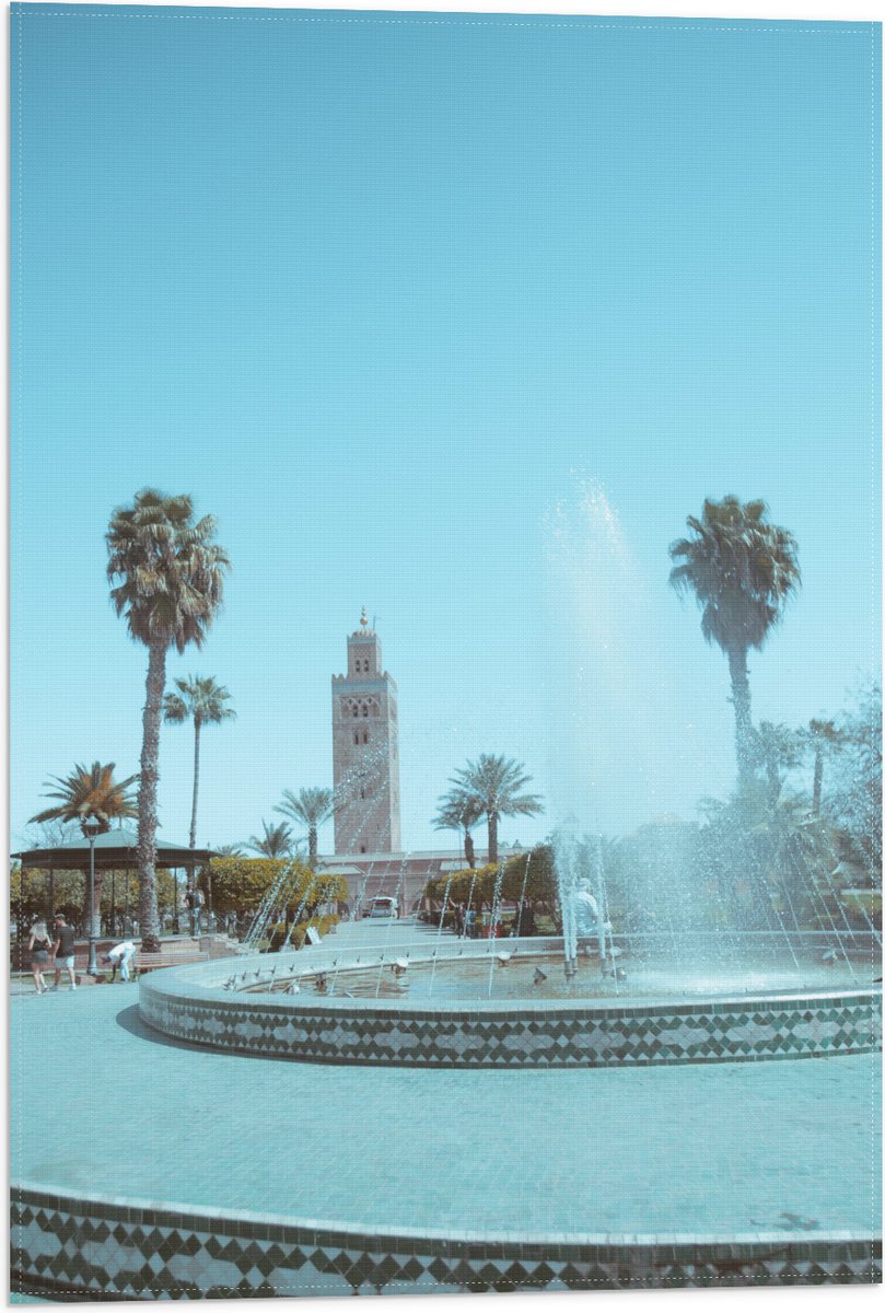 Vlag - Gebouw - Fontein - Water - Bomen - Palmbomen - Mensen - 40x60 cm Foto op Polyester
