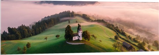 Acrylglas - Huisje - Gebouw - Landschap - Berg - Mist - Wolk - Bomen - Bossen - 150x50 cm Foto op Acrylglas (Met Ophangsysteem)