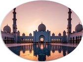 PVC Schuimplaat Ovaal - Zon Zakkend achter Sjeik Zayed Moskee in Abu Dhabi, Verenigde Arabische Emiraten - 96x72 cm Foto op Ovaal (Met Ophangsysteem)