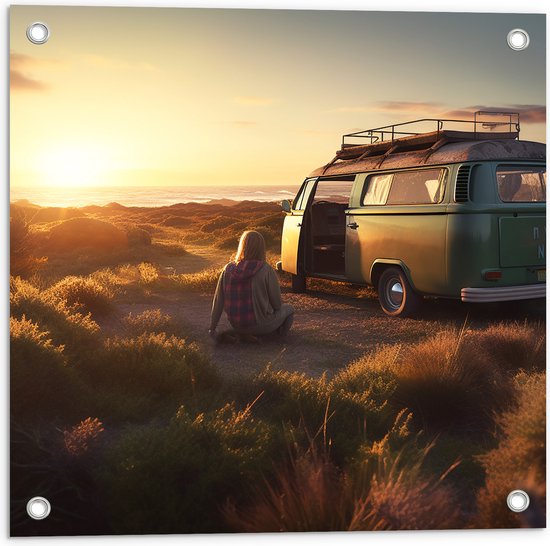 Tuinposter – Vrouw met Camper in Landschap - 50x50 cm Foto op Tuinposter (wanddecoratie voor buiten en binnen)