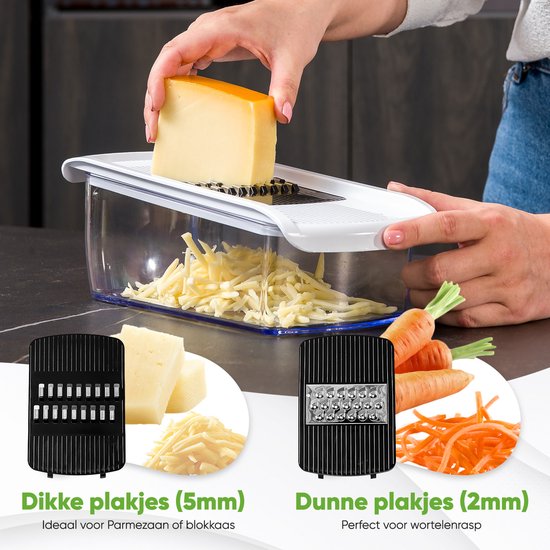 Een stuk kaas wordt geraspt op de mandoline. Links dikke plakjes (5mm) van Parmezaanse kaas, rechts dunne julienne (2mm) van wortel.