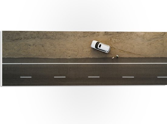 PVC Schuimplaat- Bovenaanzicht van Witte Truck bij Weg door Woestijn - 60x20 cm Foto op PVC Schuimplaat