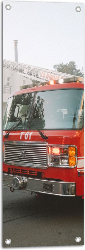 Tuinposter – Brandweermannen met Brandweerauto bij Brand - 30x90 cm Foto op Tuinposter (wanddecoratie voor buiten en binnen)