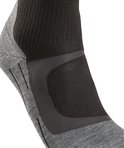 Detail van zwarte Falke sportsok met grijs gedeelte en textuur.