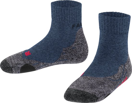 Paar blauwe Falke sokken met grijze en rode accenten bij de hiel en neus.