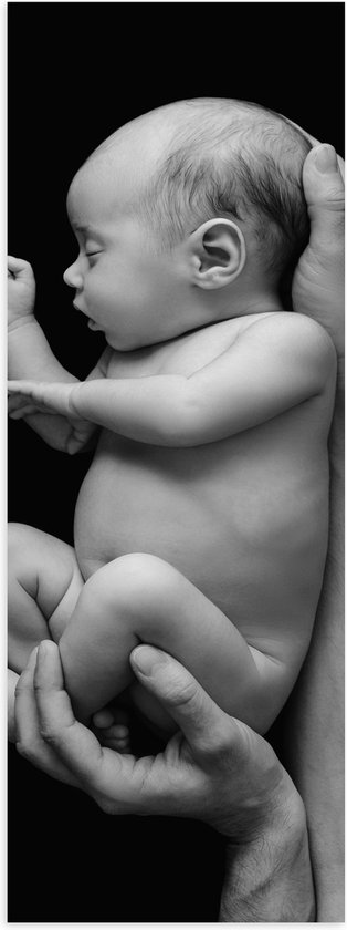 Poster (Mat) - Pasgeboren Baby in Handen van Vader (Zwart- wit) - 20x60 cm Foto op Posterpapier met een Matte look
